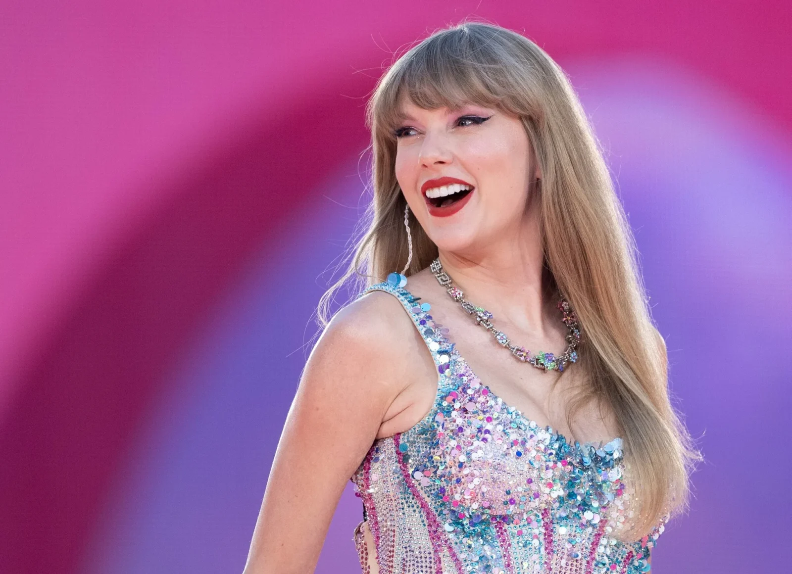 Exploring Taylor Swift's Impactful Lyric: "You Wouldn't Last an Hour in the Asylum" 1 Taylor Swift's